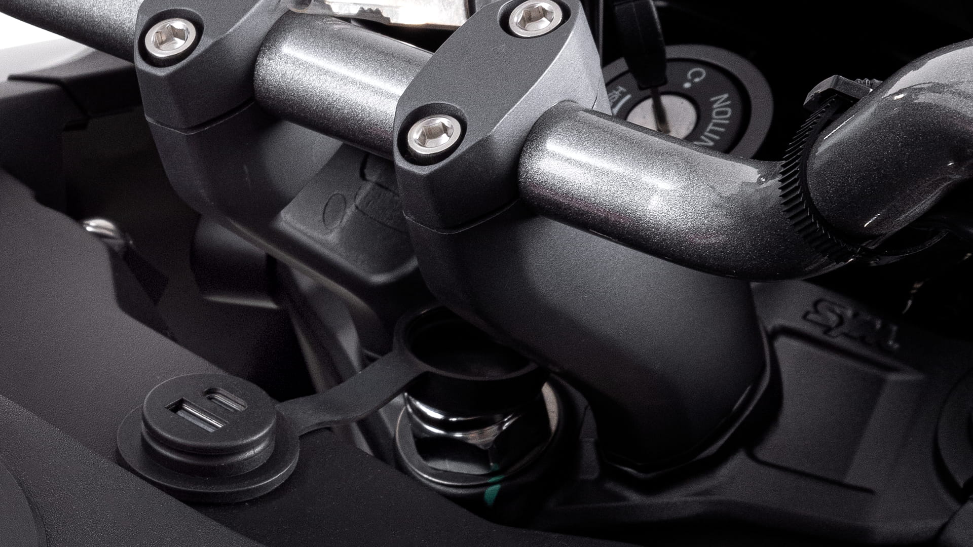 NH-R 125 USB-Anschluss_1920x1080-min